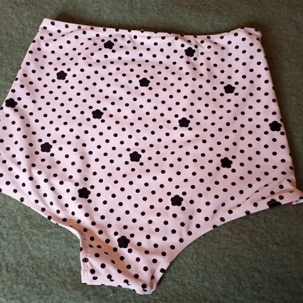 Beach Bash S Pockets Lined White Black Polka Dots Women's Swim Shorts